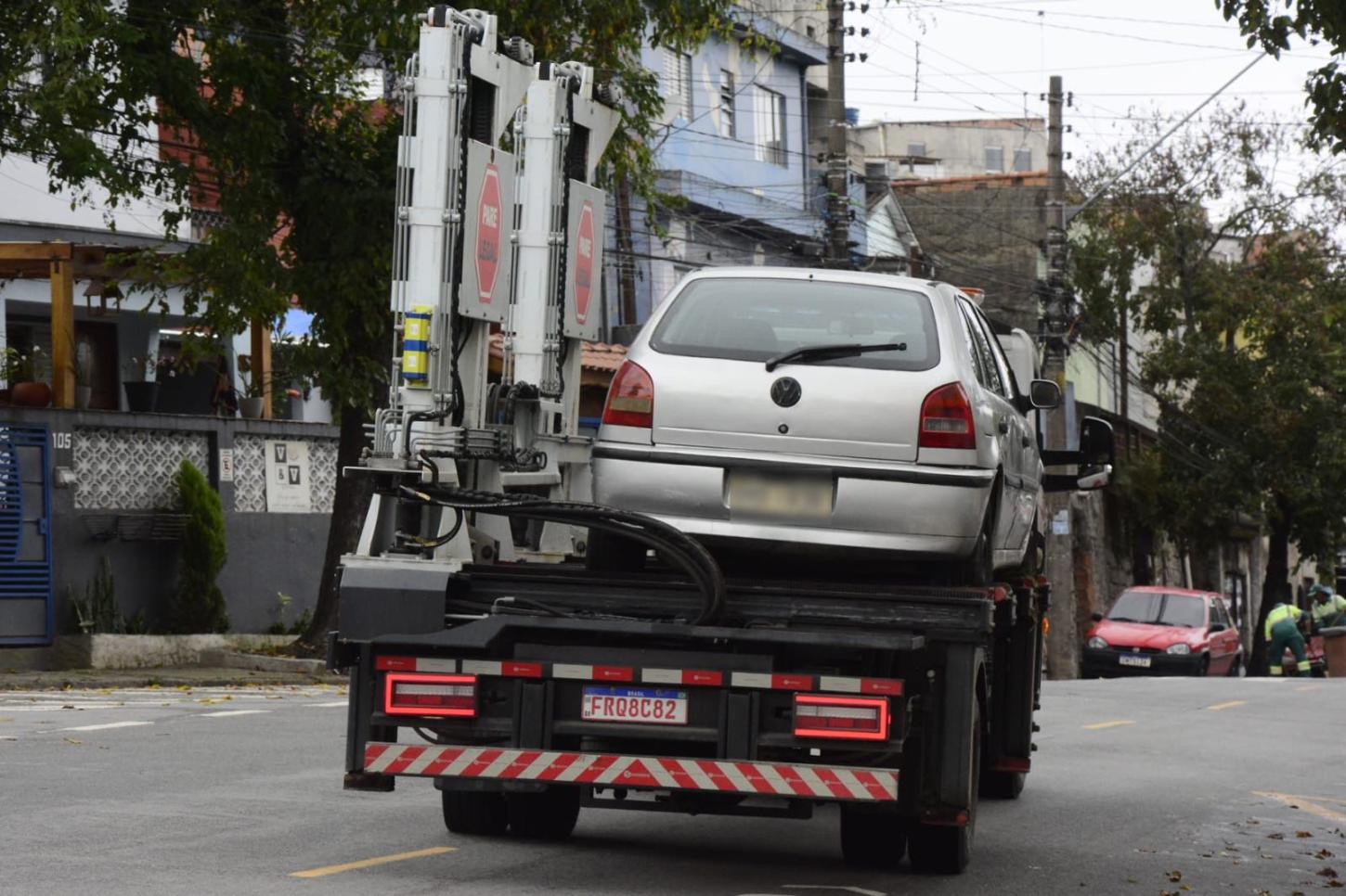 Operação Carro Abandonado notifica 300 proprietários de veículos em Santo André
