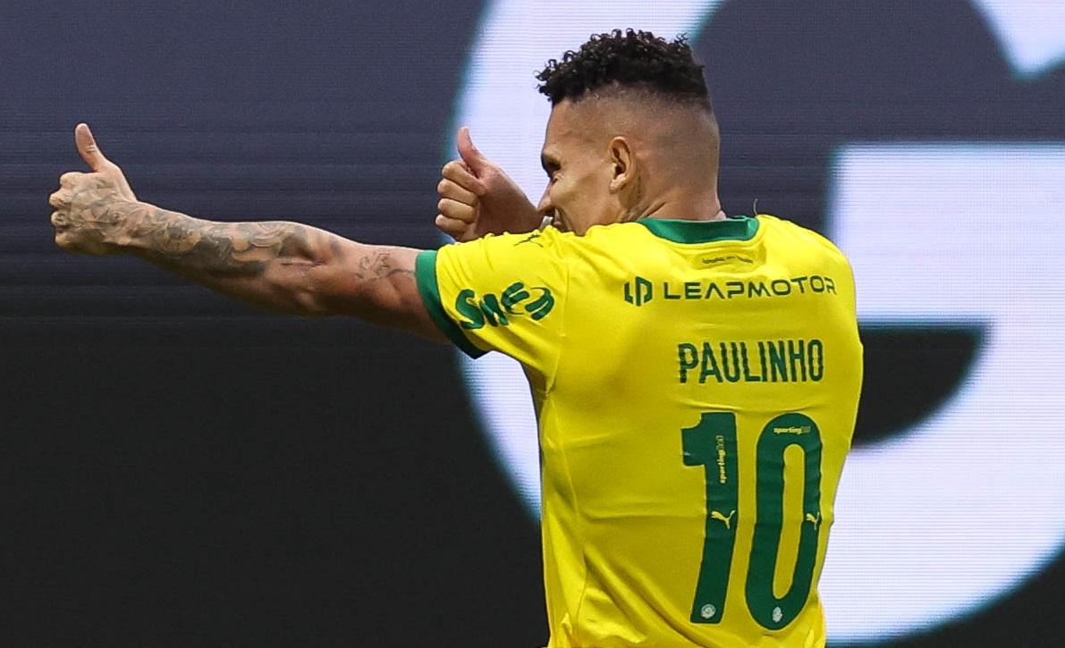 Palmeiras vence a Chapecoense com um a menos e segue líder do Brasileirão
