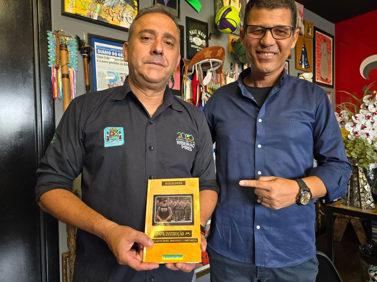 Policial militar veterano lança livro inspirado em carreira e superação do câncer em Ribeirão Pires