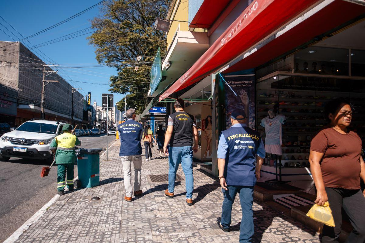 Procon de São Bernardo autua comércios na Rua Marechal Deodoro em fiscalização para o Dia das Mães