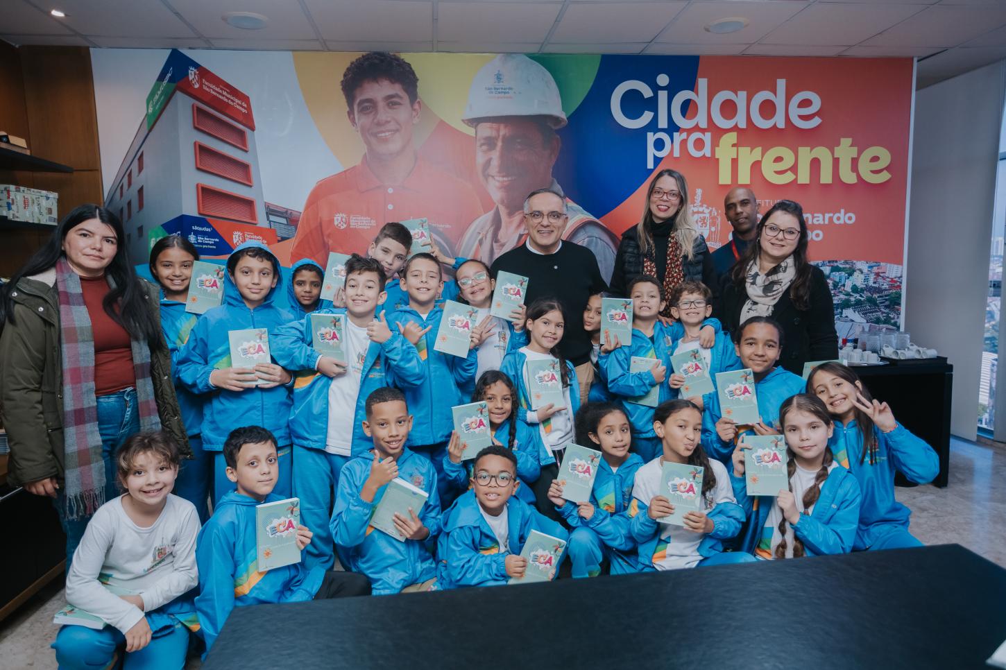 Projeto 'Tour com a Turma' leva conselho mirim de escola municipal para conhecer os Poderes Executivo e Legislativo