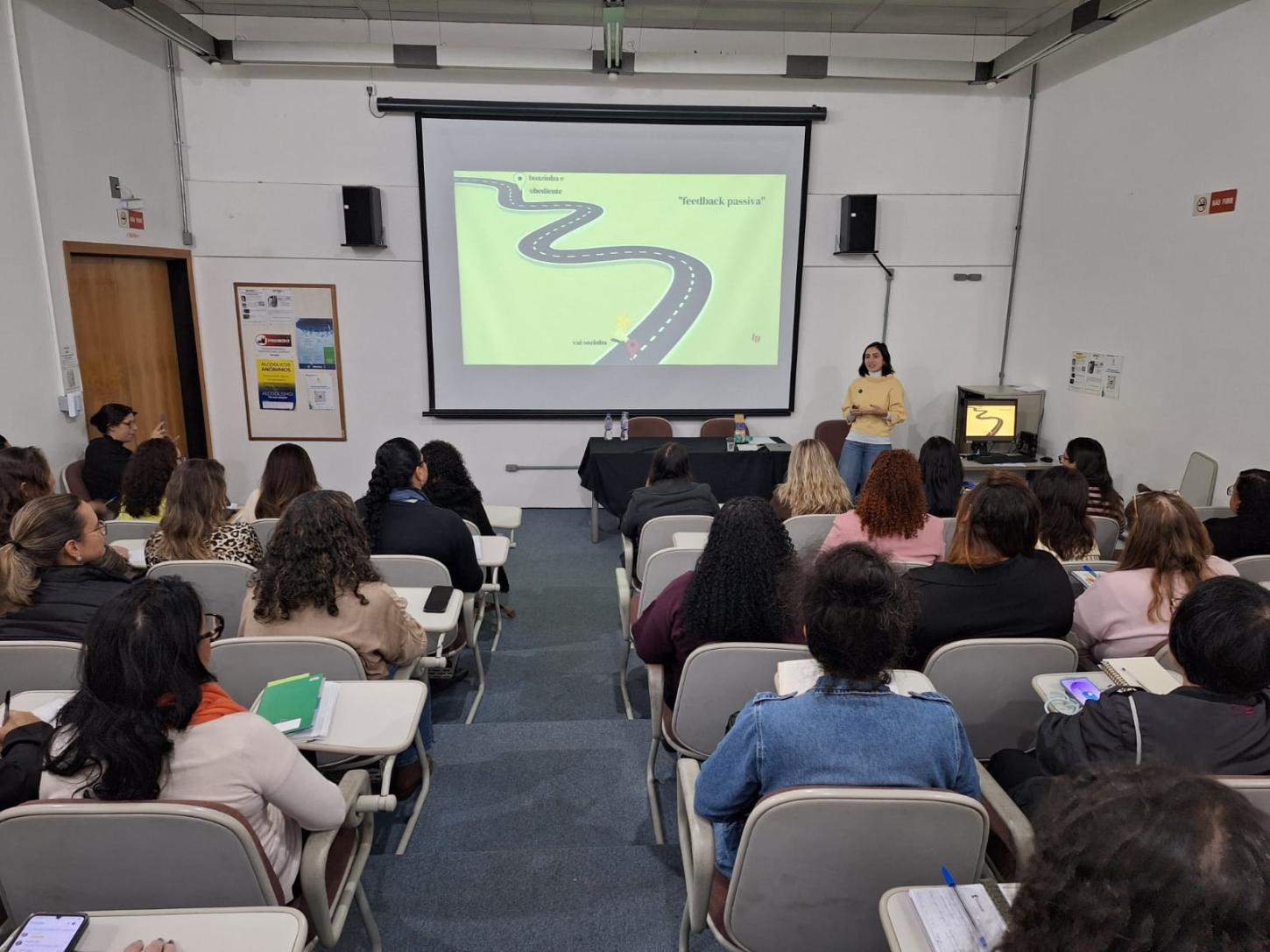 Semasa promove formação pioneira para fortalecer liderança feminina no serviço público