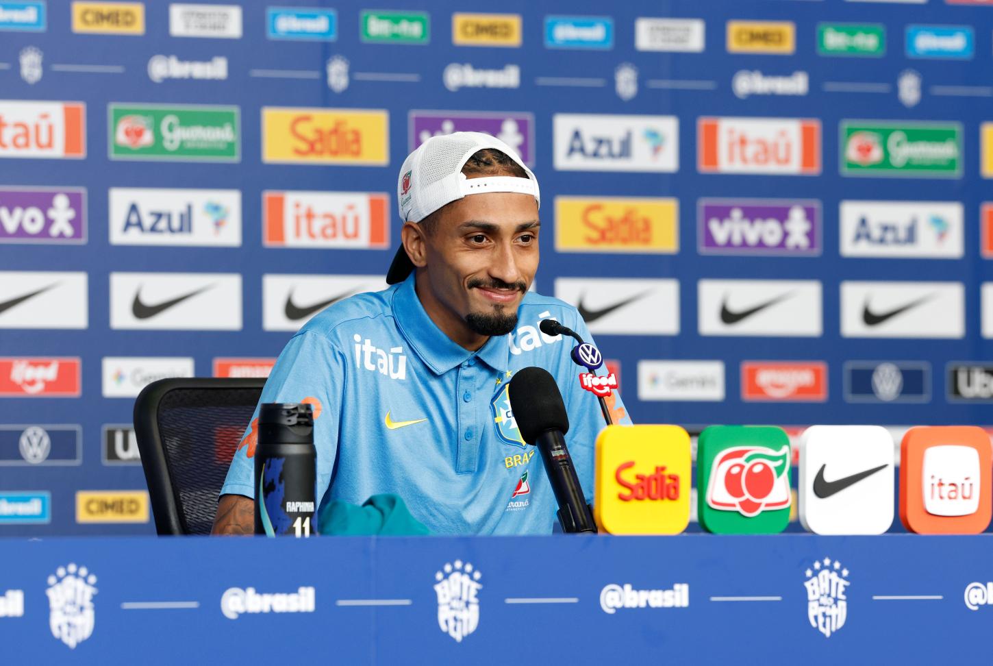 Raphinha mostra foco e tranquilidade da seleção para a estreia