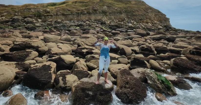 Ana Marcela Cunha escreve história ao completar a Travessia do Canal da Mancha com recorde sul-americano
