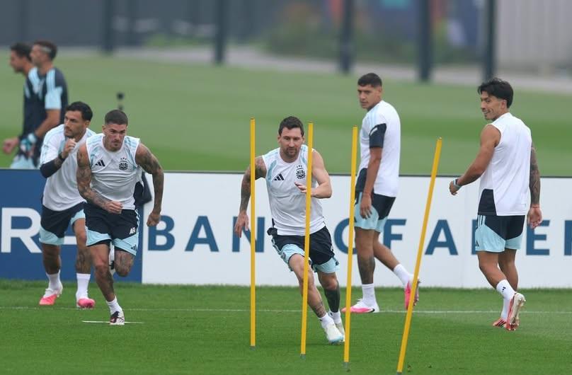 Argentina encerra preparação com Messi confirmado e Scaloni faz mistério sobre esquema tático para a final