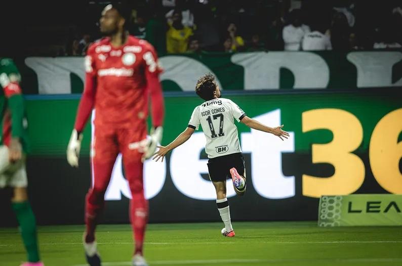 Atlético-MG vence o Palmeiras no Nubank Parque com falha de Carlos Miguel e encurta distância no Brasileirão