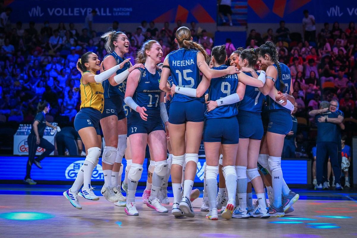 De virada, seleção feminina vence Japão e está na semifinal da Liga das Nações 2026