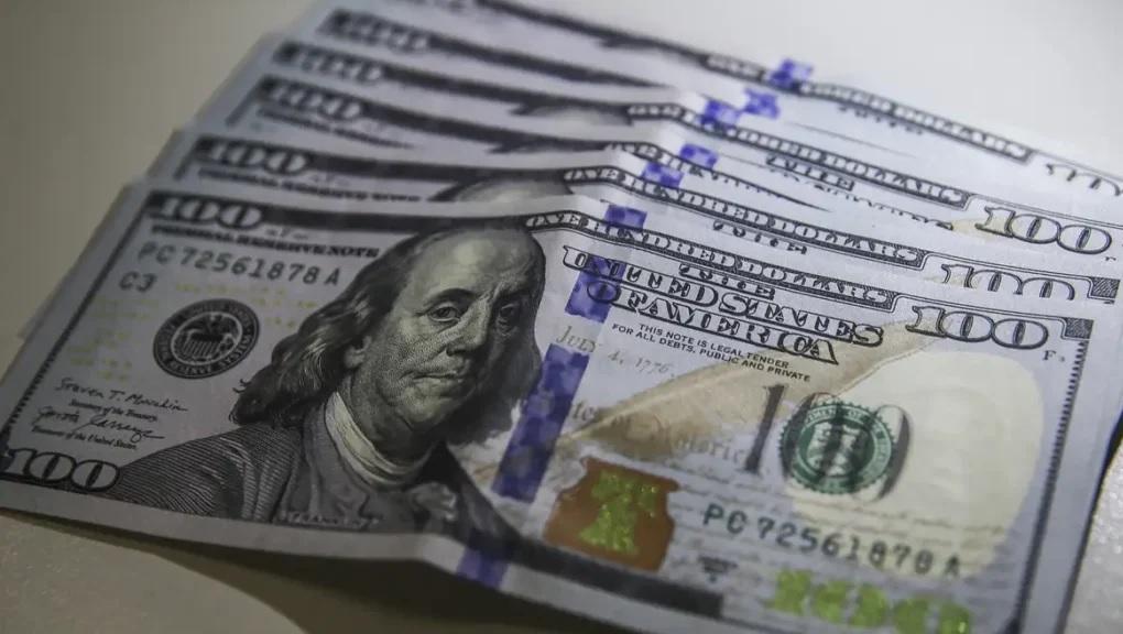 Dólar fecha no maior valor em duas semanas impulsionado por queda no preço do petróleo