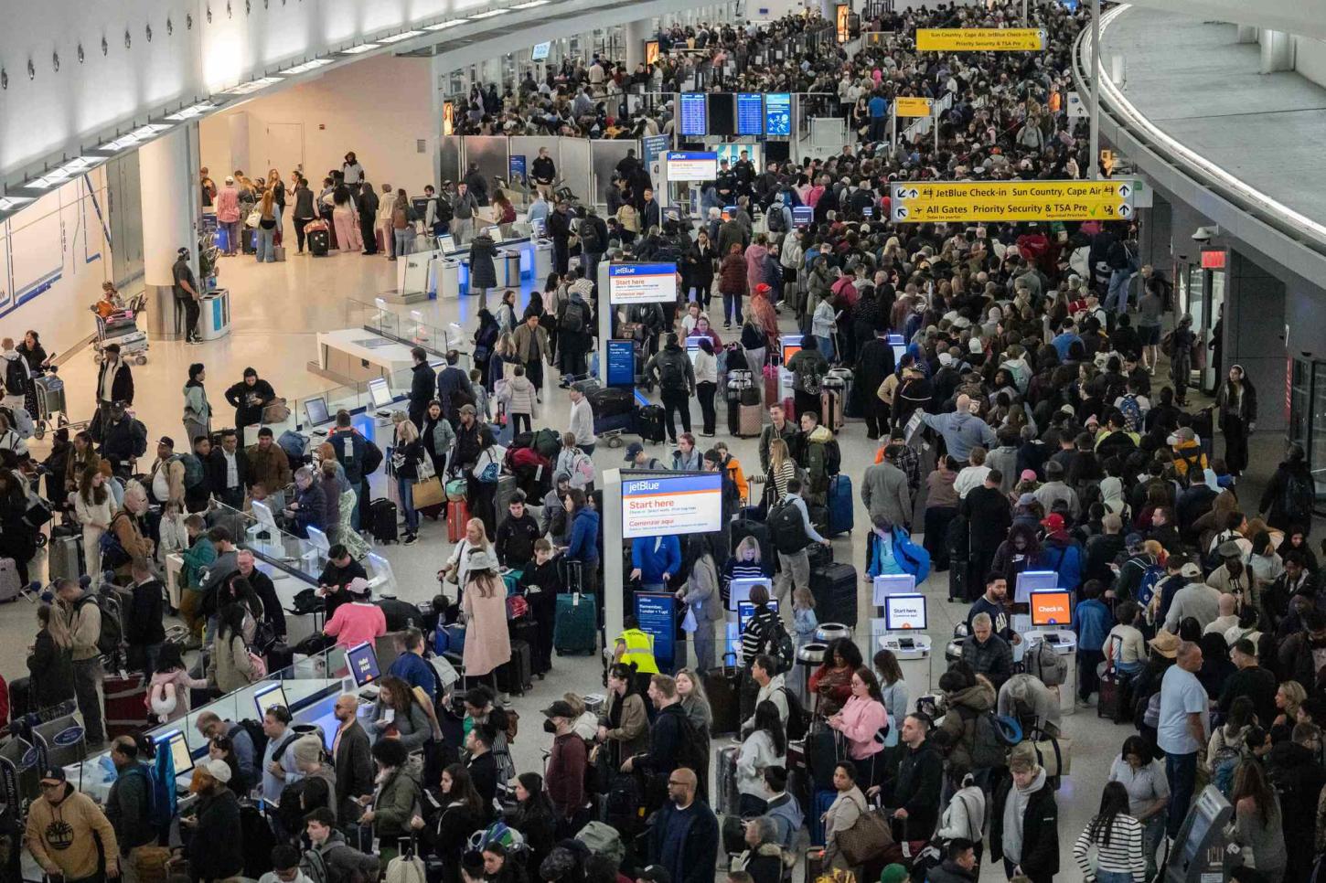 Eliminações na Copa do Mundo provocam debandada de torcedores e sobrecarregam aeroportos dos EUA