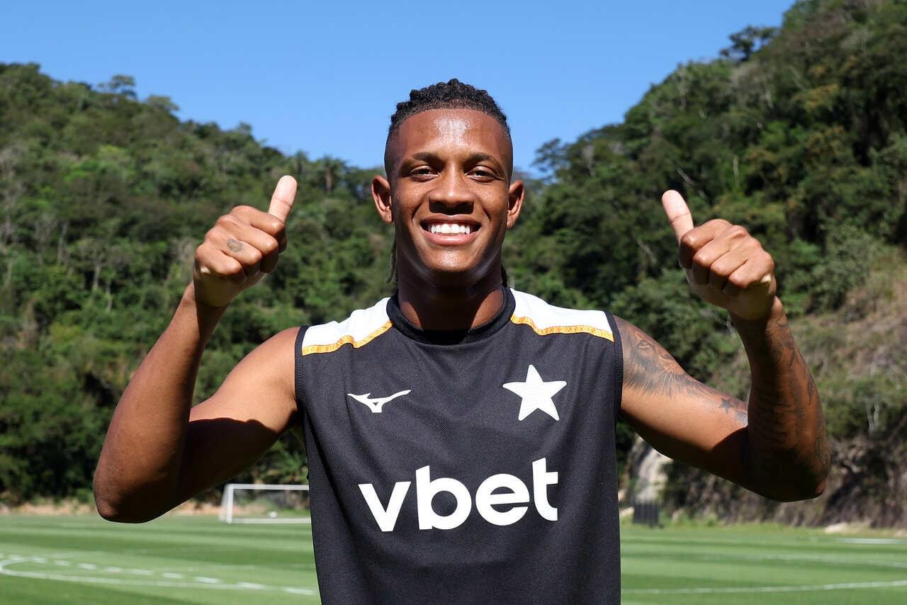 Em meio a negociações, Danilo se reapresenta ao Botafogo, mas clube adota cautela para não estourar limite no Brasileirão