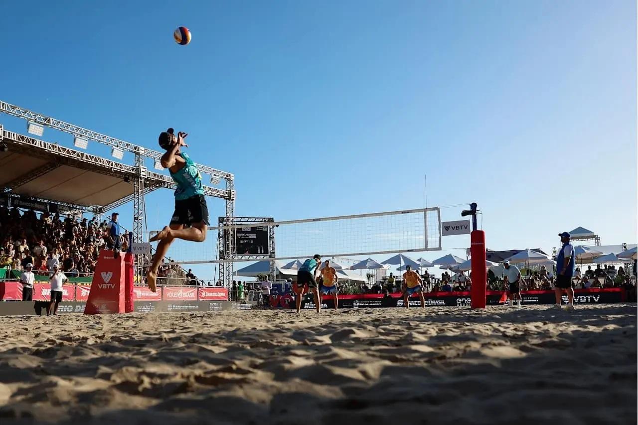 Etapa Elite do Circuito Mundial de vôlei de praia em Copacabana revive clima olímpico uma década após a Rio 2016
