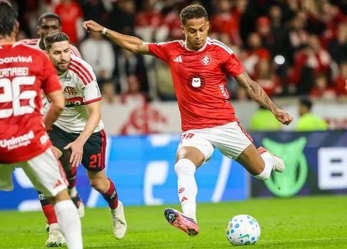 Flamengo reage no fim e arranca empate com o Internacional no Beira-Rio