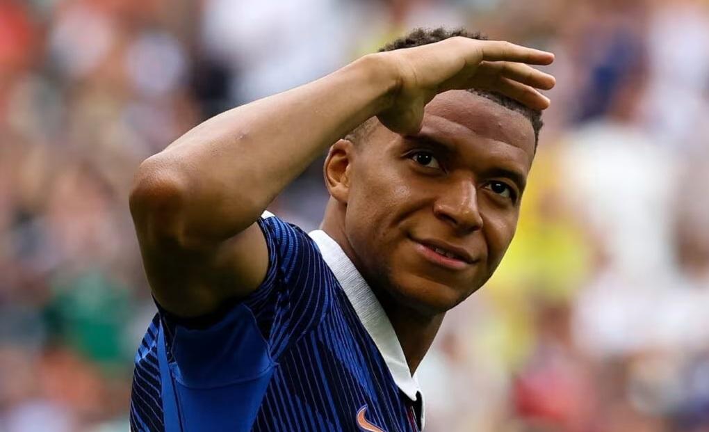 Mbappé conquista Chuteira de Ouro, isola-se como maior artilheiro da história das Copas e faz contraponto ao título espanhol