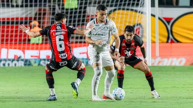 Palmeiras goleia o Vitória por 4 a 0 no Barradão em noite marcada por expulsões