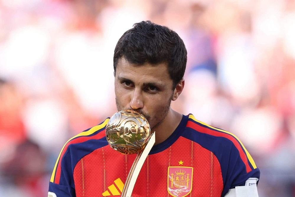 Rodri é eleito o melhor jogador da Copa do Mundo de 2026 e conquista a Bola de Ouro do torneio