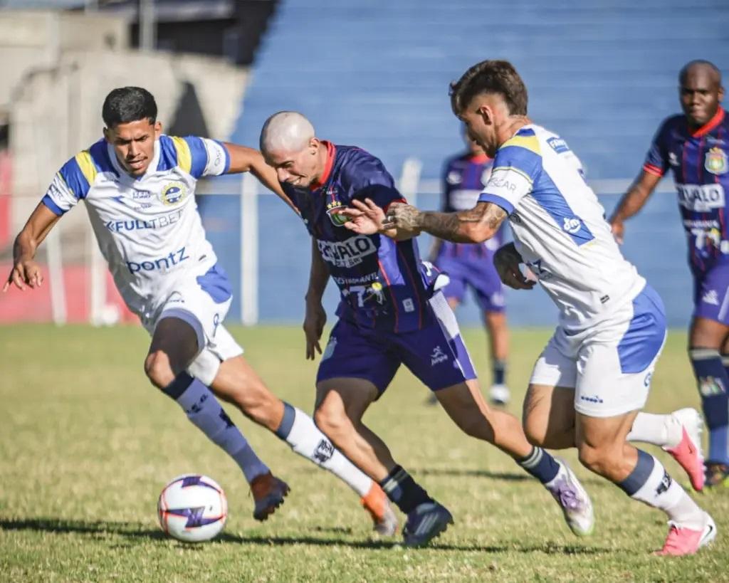 São José supera gramado ruim e expulsão do rival para vencer o São Caetano de virada na Copa Paulista