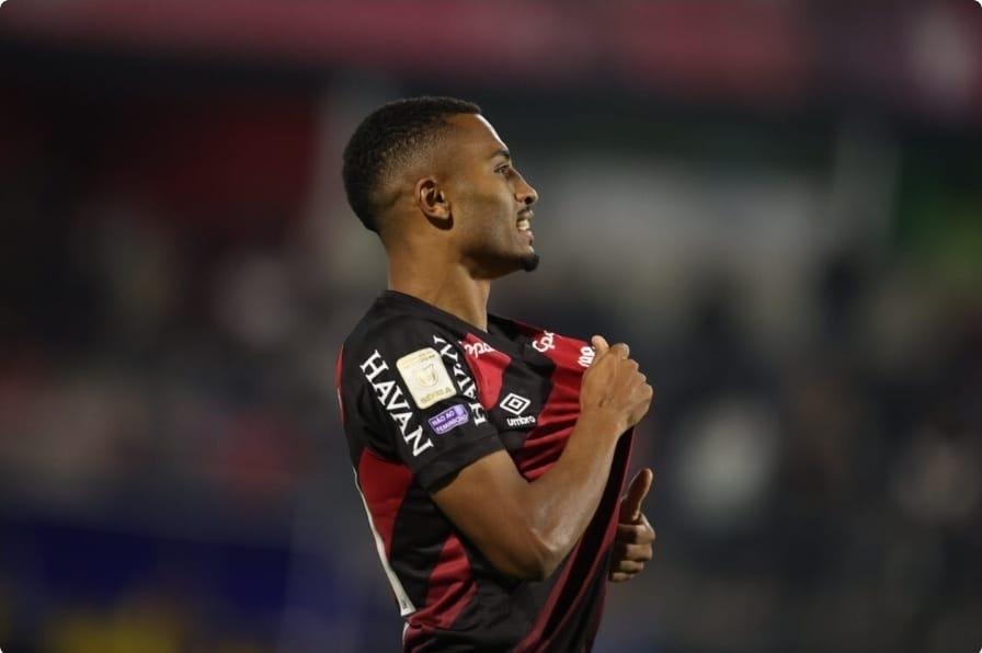São Paulo é derrotado pelo Athletico Paranaense e segue jejum de vitórias no Brasileirão.