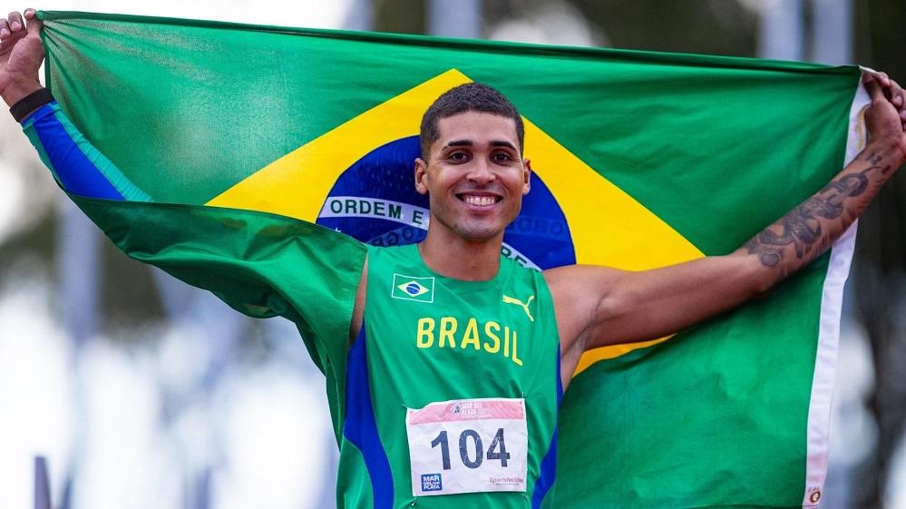 Thiago Moura salta no 