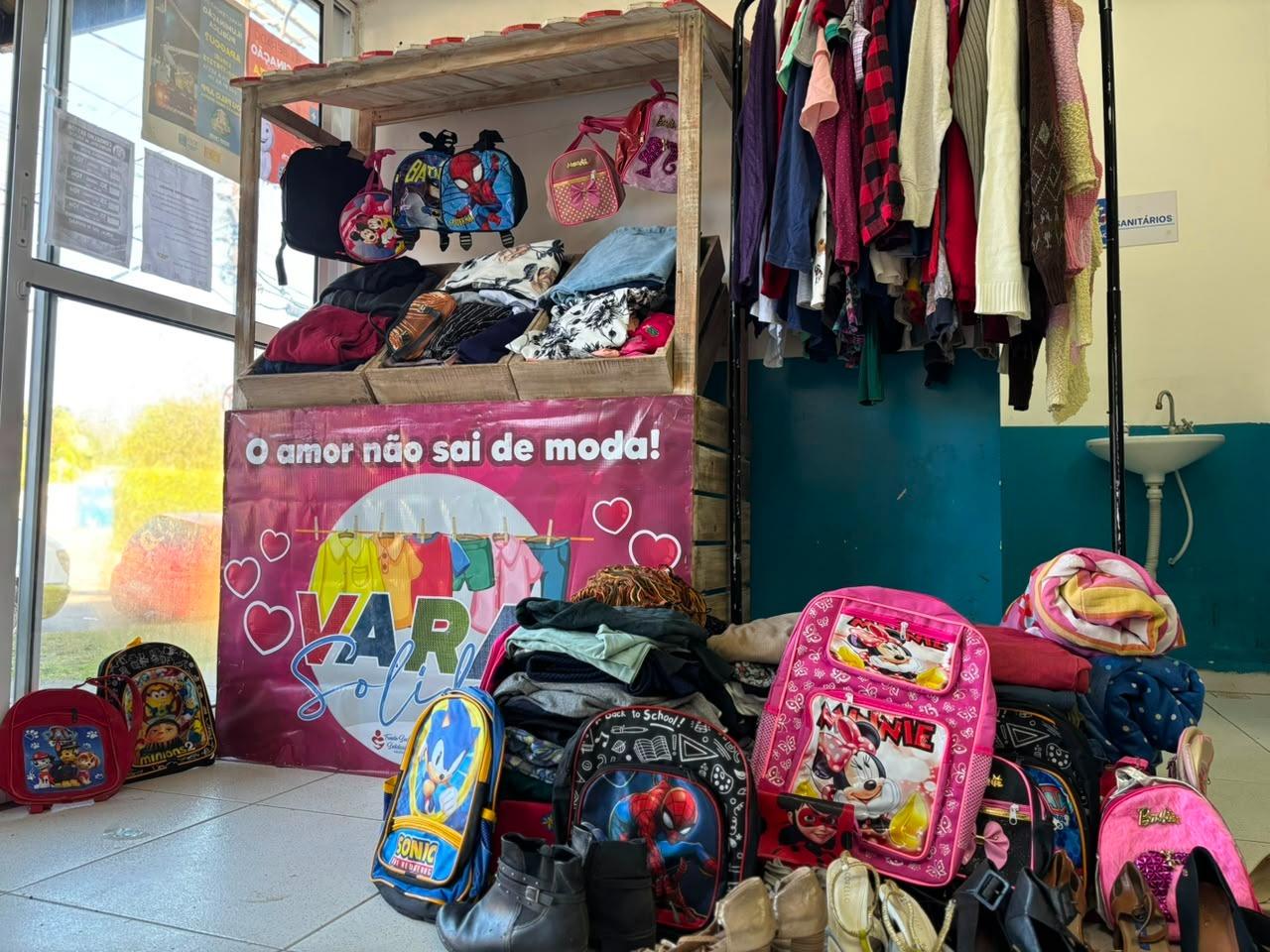 Varal Solidário oferece roupas e calçados gratuitos na USF Quarta Divisão em Ribeirão Pires