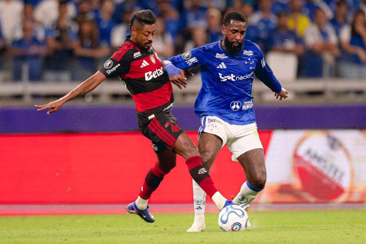 Cruzeiro e Flamengo empatam no Mineirão no jogo de ida das oitavas da Libertadores