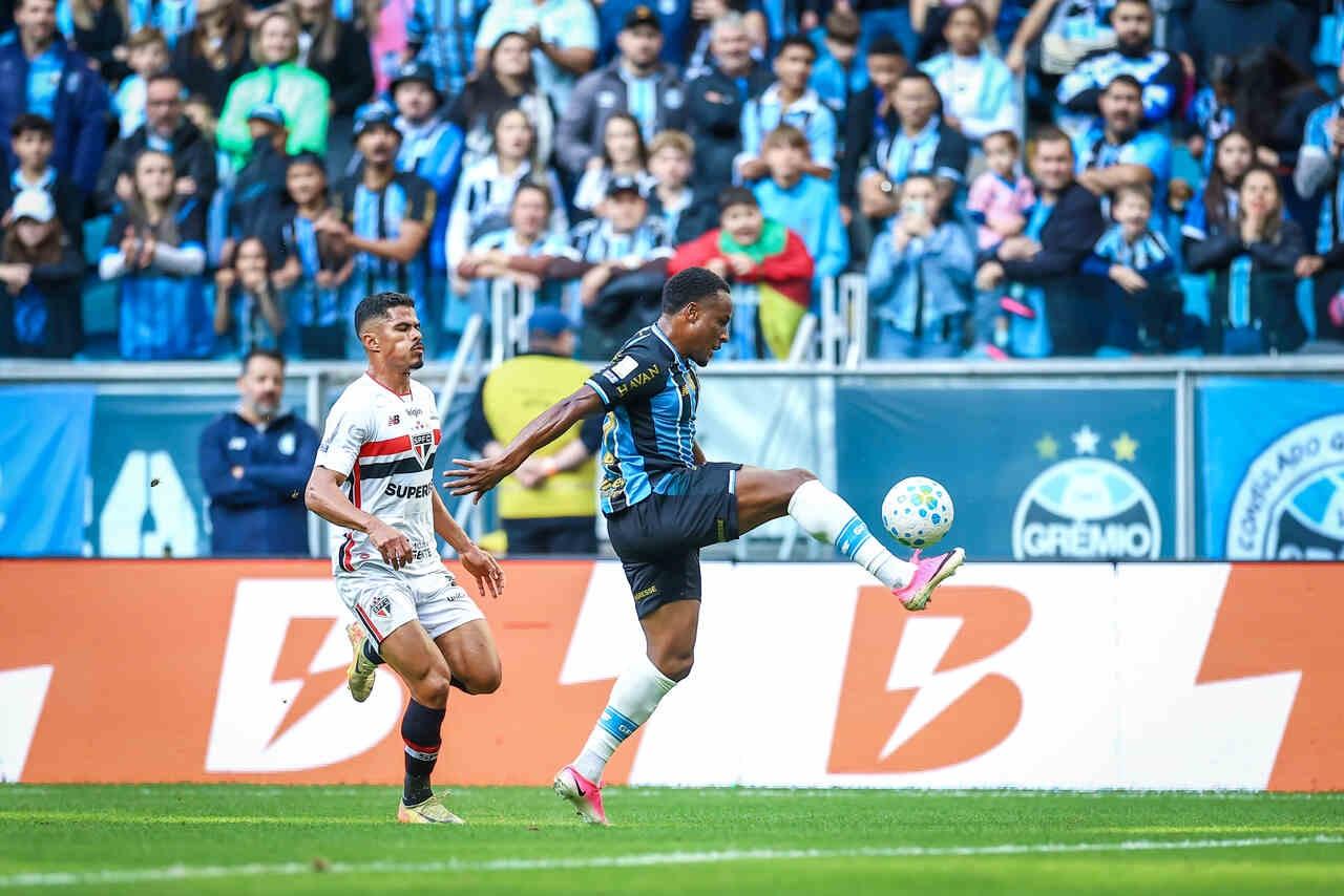 Grêmio vira sobre o São Paulo na Arena e deixa a zona de rebaixamento do Brasileirão