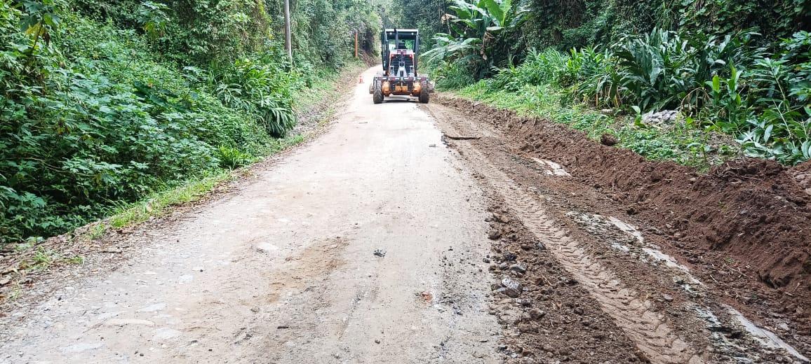 Prefeitura de Ribeirão Pires executa serviços de nivelamento de vias e zeladoria em Ouro Fino