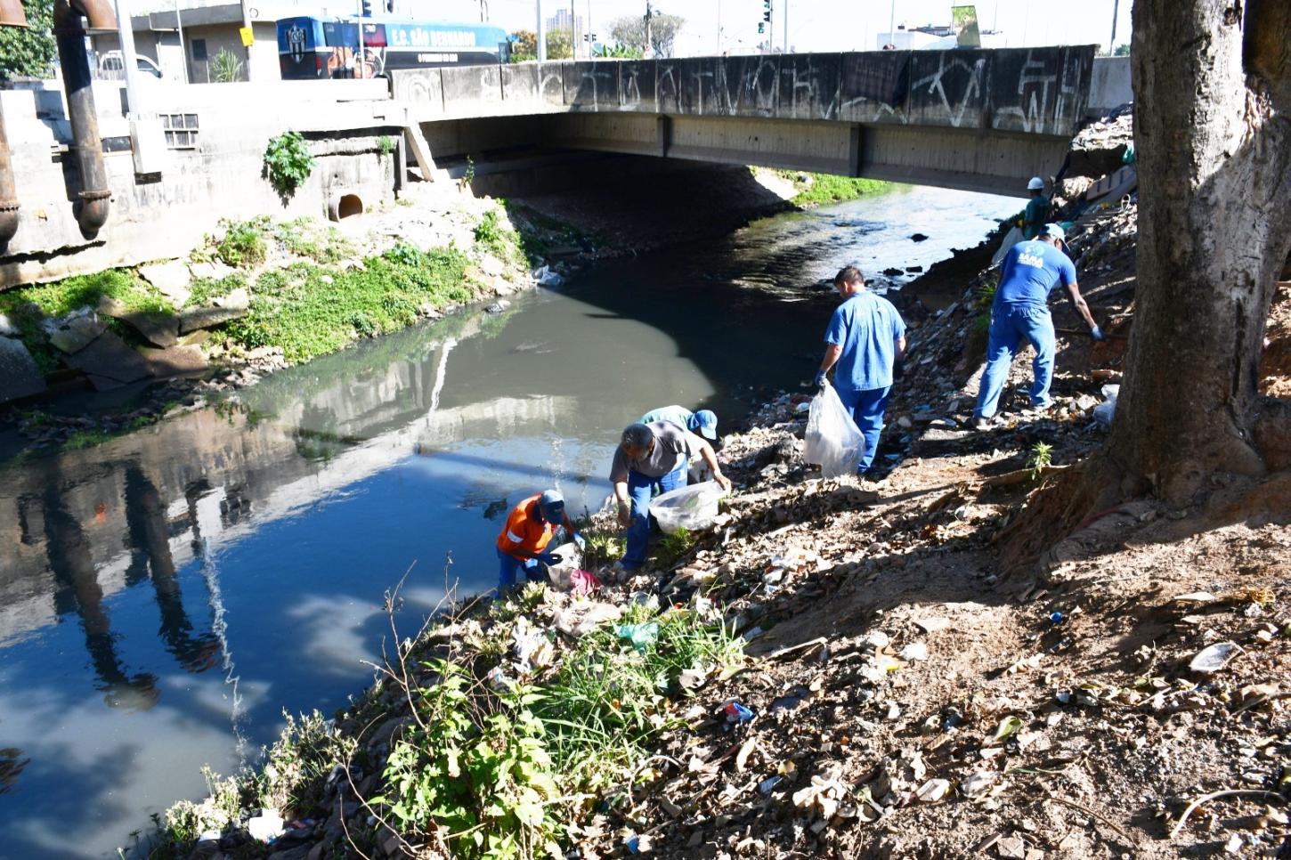 Santo André realiza obras para recuperar margem do Ribeirão dos Meninos