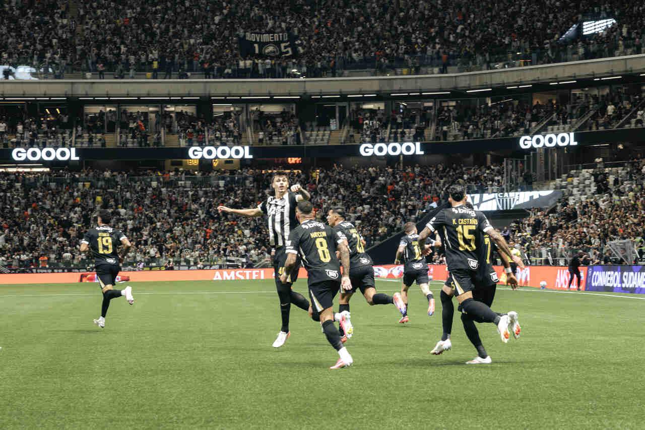 Atlético-MG vence o Santos nos pênaltis com brilho de Gabriel Delfim e avança na Sul-Americana