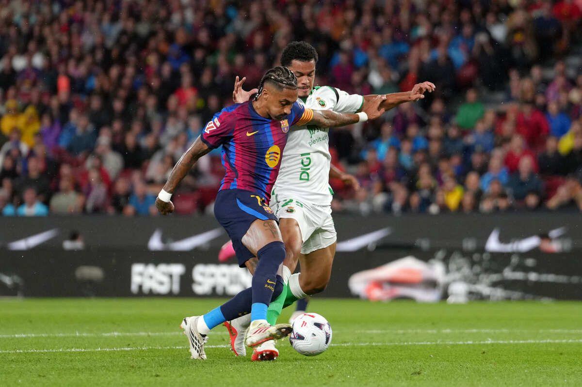 Com hat-trick de Raphinha, Barcelona goleia o Racing Santander por 7 a 2 e mantém 100% no Espanhol