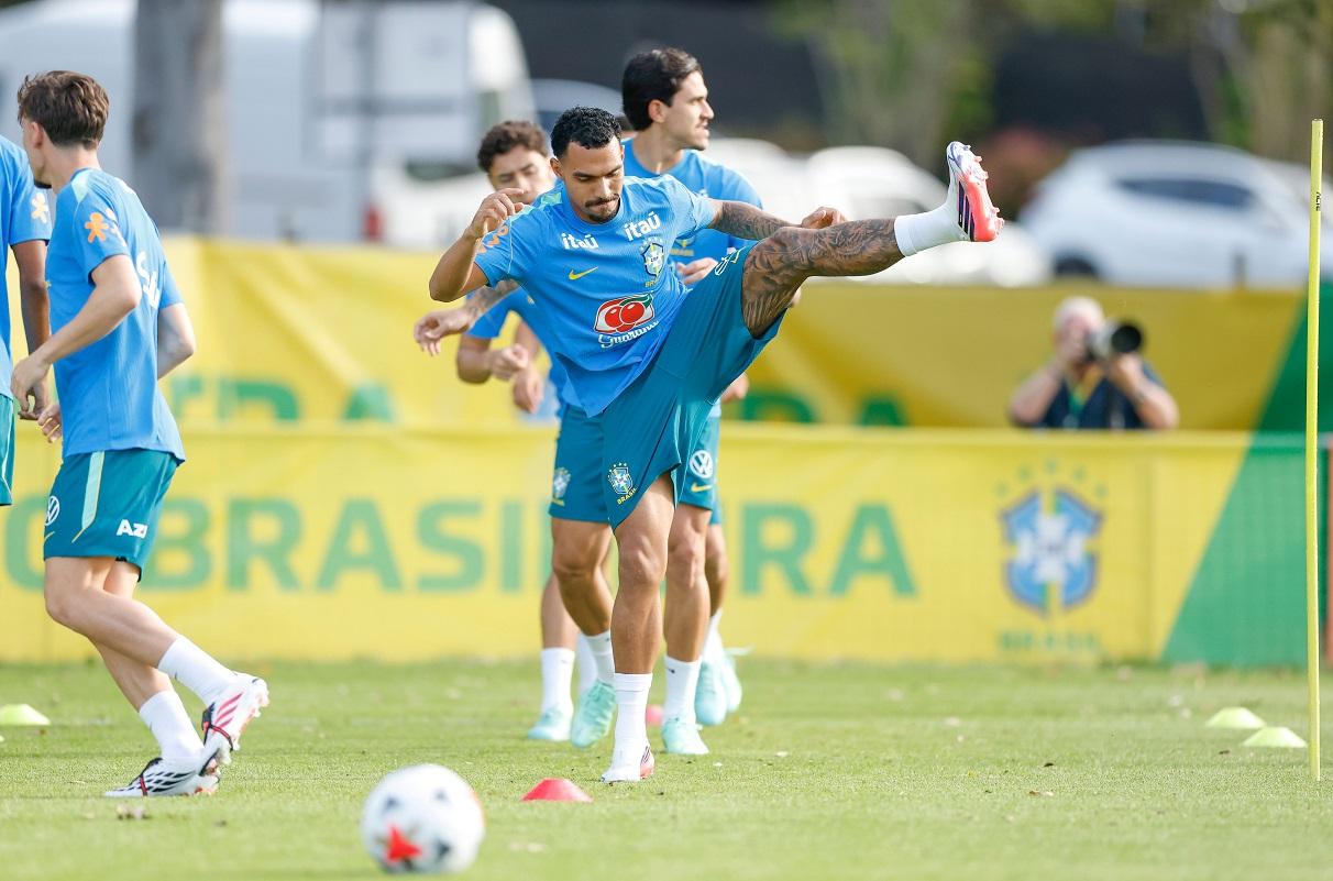Confirmado como titular por Ancelotti, Matheuzinho projeta estreia na Seleção Brasileira diante da Austrália