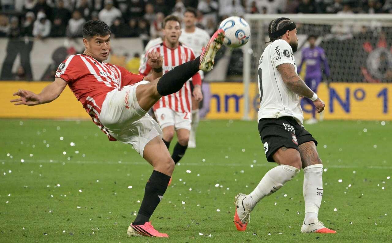 Corinthians sofre gol no fim, perde pênalti com Memphis Depay e é eliminado da Libertadores pelo Estudiantes