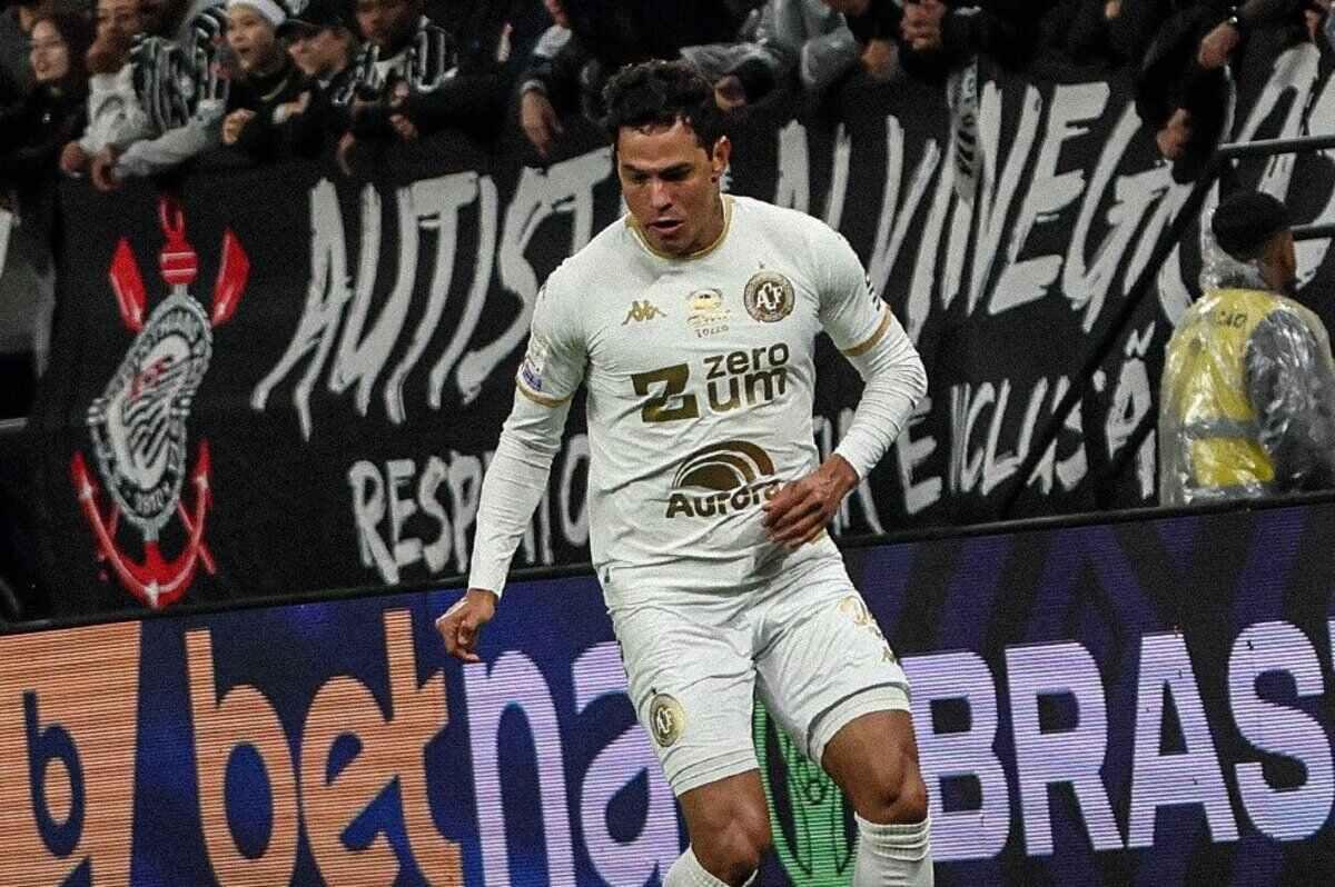 Corinthians sofre virada da lanterna Chapecoense na Neo Química Arena e amarga quarta derrota seguida