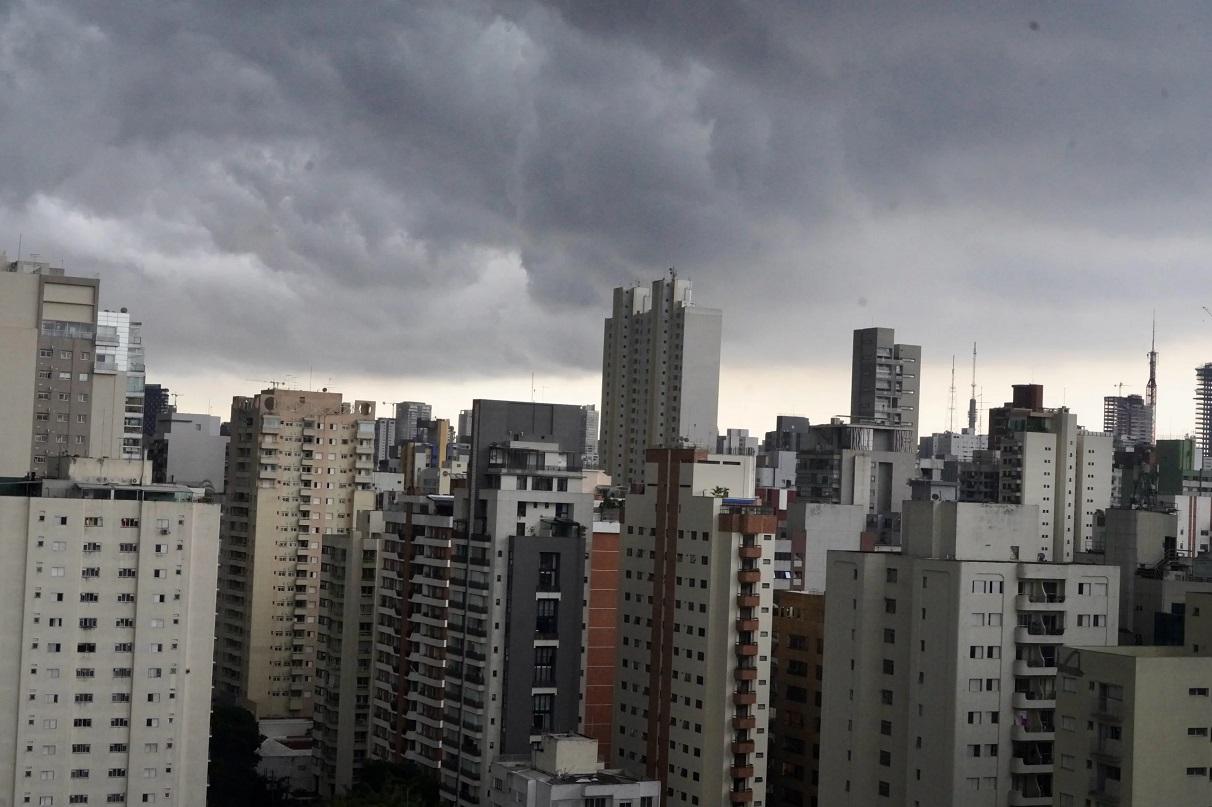 Defesa Civil alerta para chegada de frente fria com chuva e rajadas de vento no Estado de São Paulo