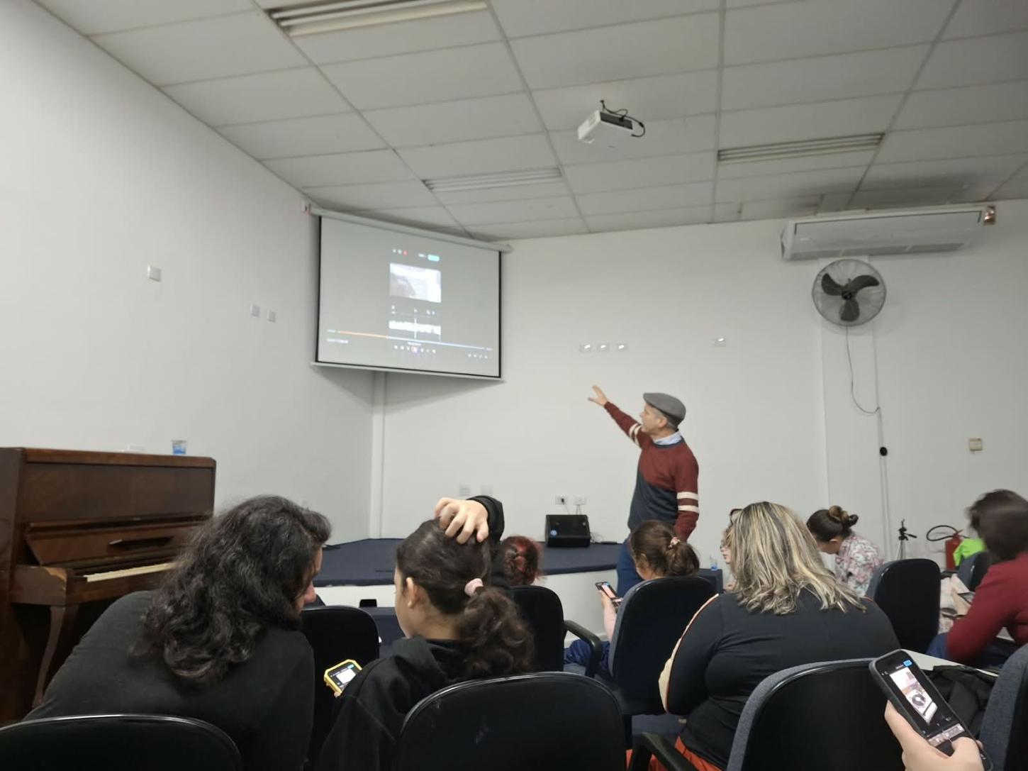 Oficina gratuita de edição de vídeo no celular recebe adultos e crianças no auditório da Secretaria de Cultura