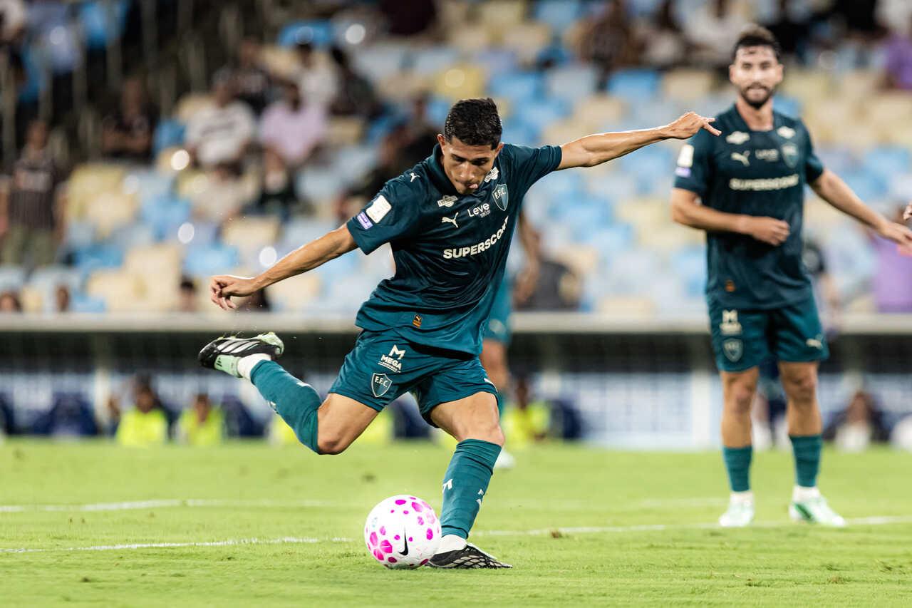 Com show de Savarino e hat-trick, Fluminense goleia o Coritiba por 4 a 0 no Maracanã e assume a terceira posição
