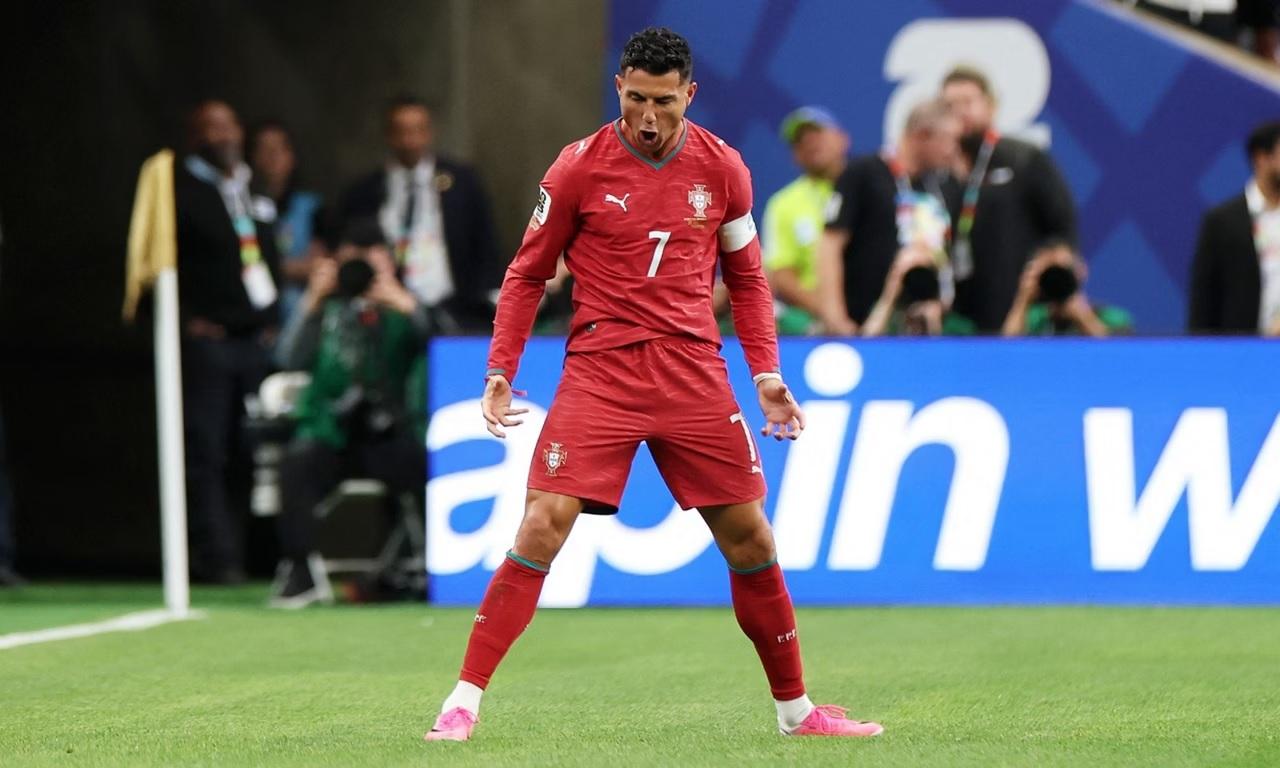 Cristiano Ronaldo tem edição de 2008 eleita a Bola de Ouro mais marcante da história em votação popular