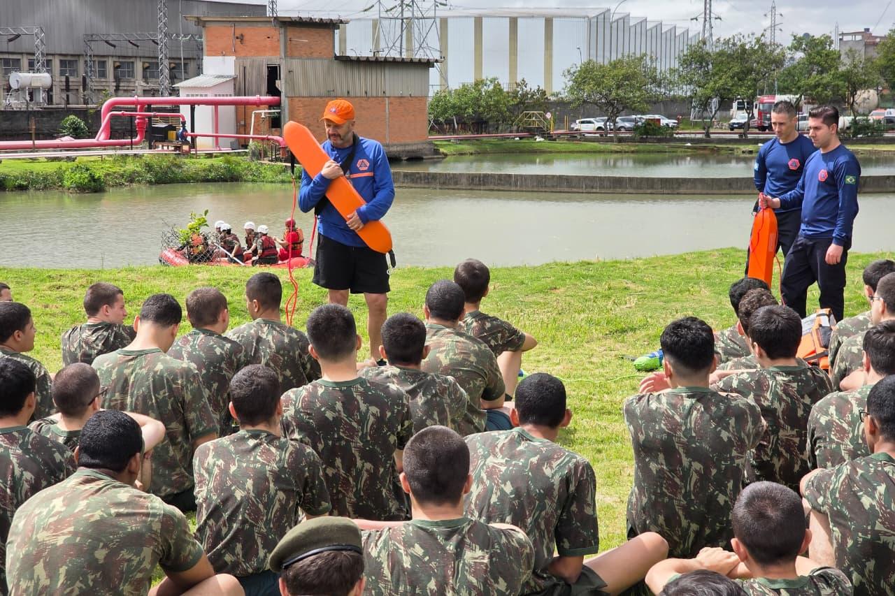 Defesa Civil de São Caetano capacita atiradores do Tiro de Guerra para atuação em situações de chuvas intensas