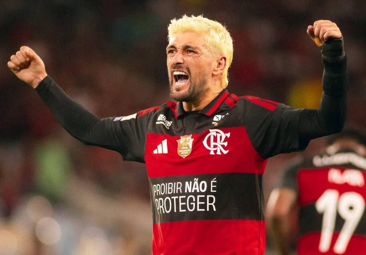 Flamengo vence o Atlético por 3 a 2 no Maracanã com gol de pênalti nos acréscimos e reassume a liderança do Brasileirão