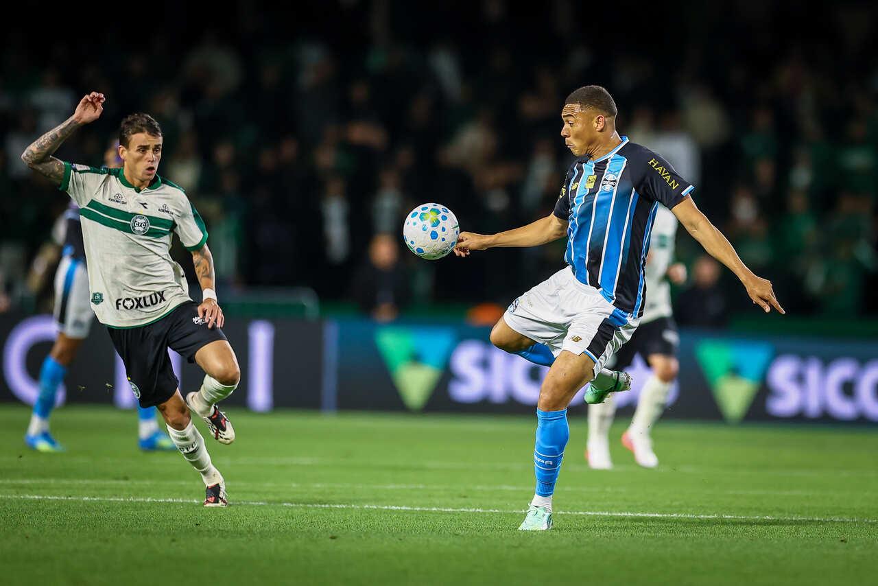 Grêmio vence o Coritiba com gol nos acréscimos, conquista a primeira vitória como visitante e respira no Brasileirão