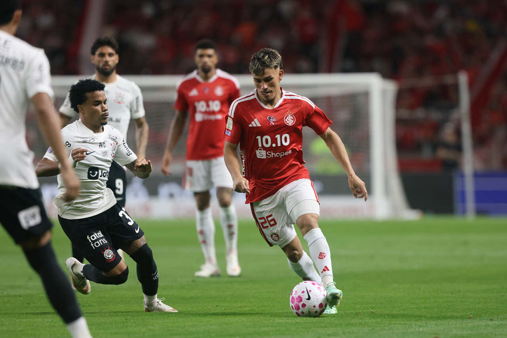 Internacional vence o Corinthians por 2 a 1 no Beira-Rio e ganha fôlego na luta contra o rebaixamento no Brasileirão