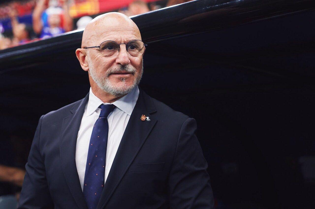 Luis de la Fuente é eleito o melhor treinador do mundo na cerimônia da Bola de Ouro após conquista com a Espanha