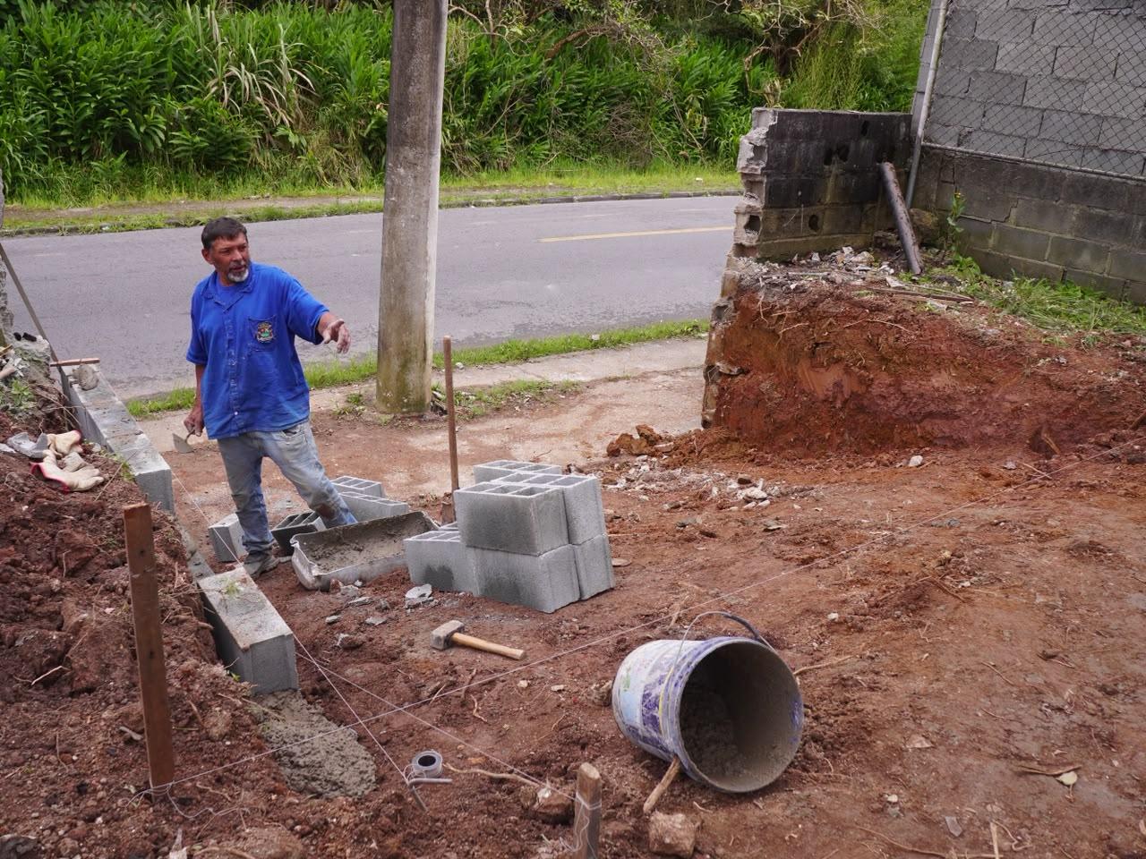 Ribeirão Pires amplia ações de zeladoria com construção de ponto de ônibus e novo acesso a campo de futebol
