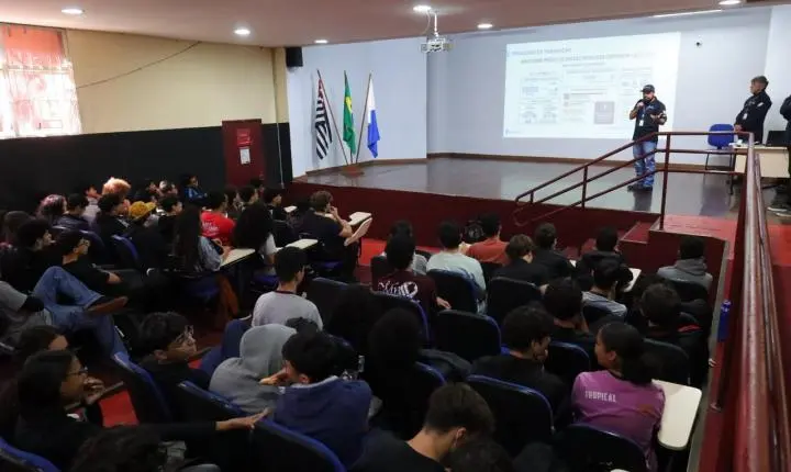 Alunos da Etec Mauá recebem palestra sobre primeira habilitação e conscientização no trânsito