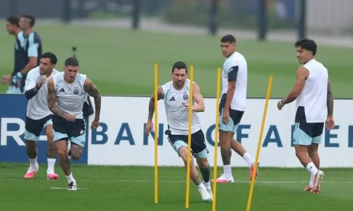 Argentina encerra preparação com Messi confirmado e Scaloni faz mistério sobre esquema tático para a final