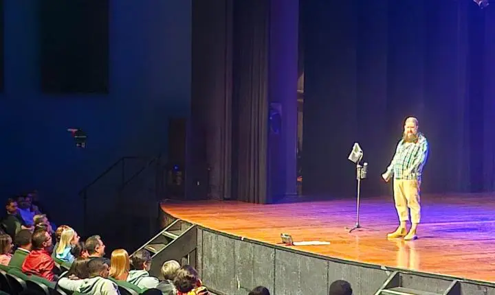 Chico da Tiana atrai idosos do Tik Tok ao Teatro Municipal de Mauá