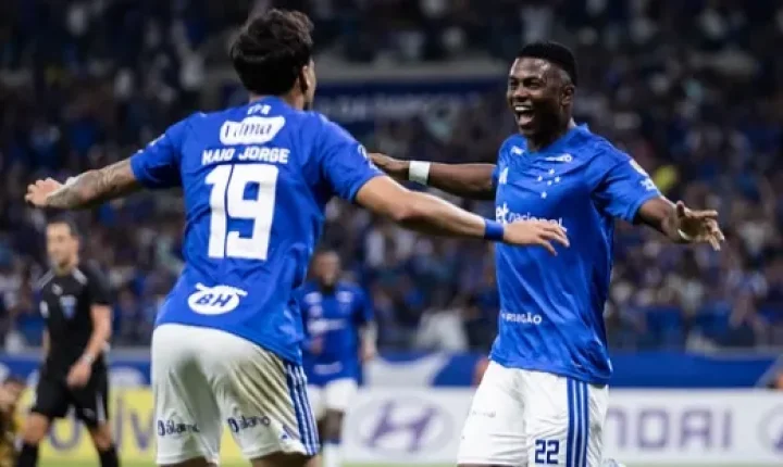 Com gol de Villarreal, Cruzeiro supera Boca Juniors no Mineirão e assume liderança do Grupo D