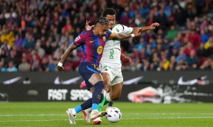 Com hat-trick de Raphinha, Barcelona goleia o Racing Santander por 7 a 2 e mantém 100% no Espanhol
