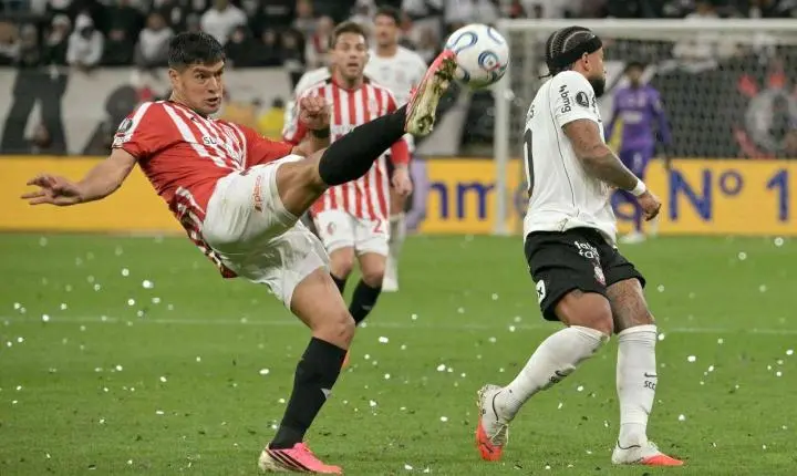 Corinthians sofre gol no fim, perde pênalti com Memphis Depay e é eliminado da Libertadores pelo Estudiantes