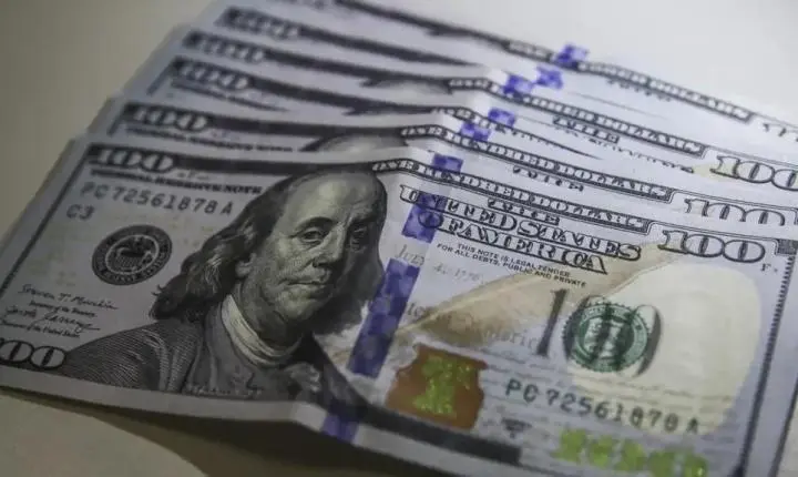 Dólar fecha no maior valor em duas semanas impulsionado por queda no preço do petróleo