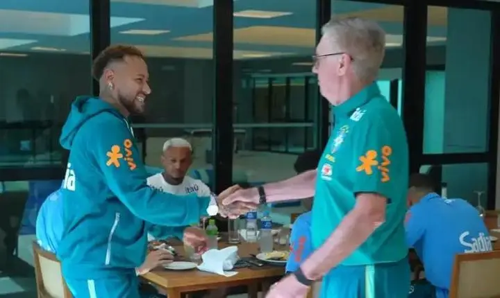 Edema na panturrilha preocupa comissão técnica e pode afastar Neymar de amistosos da seleção
